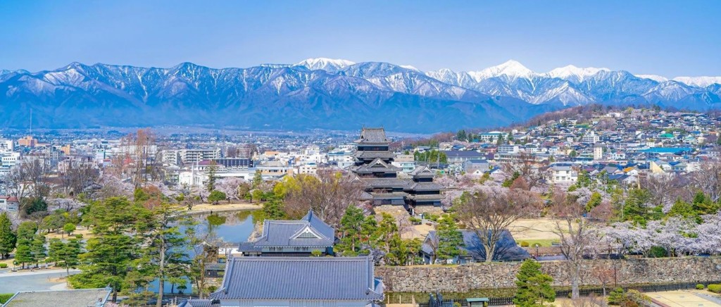 Castelo de Matsumoto na antiga província de Shinshu, atual Nagano — um dos principais berços do Shiba Inu moderno, região que preservou durante séculos populações caninas decisivas para a reconstrução da raça