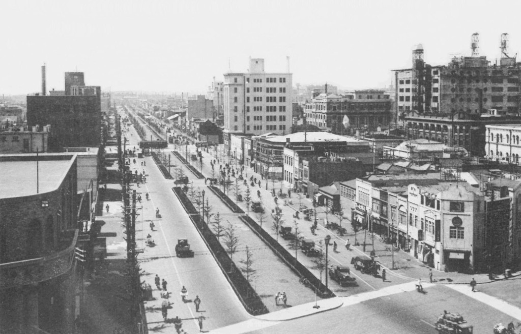 Fotografia do Japão no início do século XX mostrando avenidas urbanas modernizadas durante a Era Taishō — período em que os cães nativos japoneses estavam ameaçados pela crescente ocidentalização