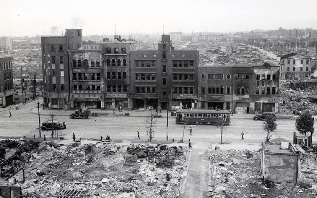 Tóquio devastada após os bombardeios da Segunda Guerra Mundial, aproximadamente 1945 — período em que os cães nativos japoneses enfrentaram o maior risco de extinção de sua história