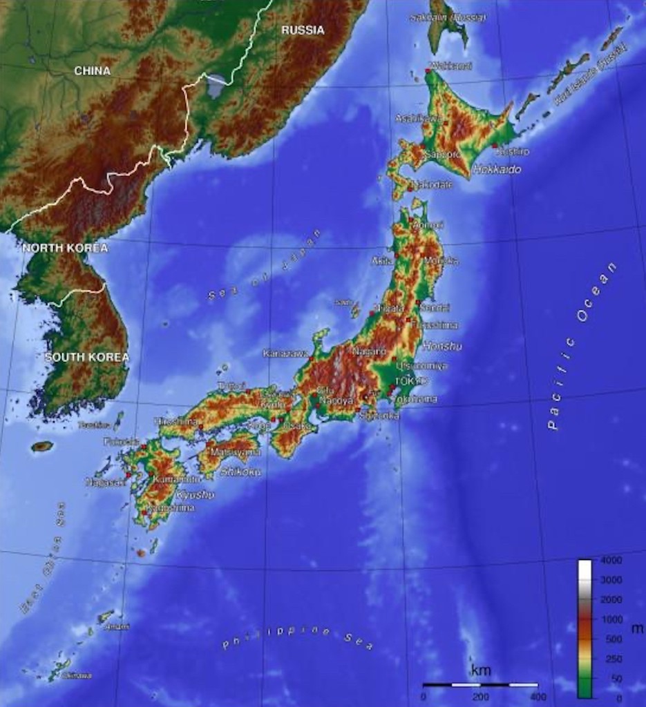 Mapa topográfico do arquipélago japonês mostrando as ilhas principais (Hokkaido, Honshu, Shikoku e Kyushu), suas cadeias montanhosas e a proximidade com Coreia e China