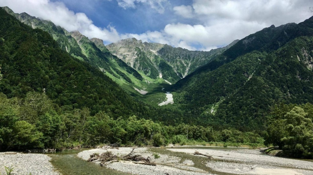 Montanhas e vales remotos do Japão — o isolamento geográfico que moldou os cães regionais também protegeu seus últimos representantes durante a Segunda Guerra Mundial